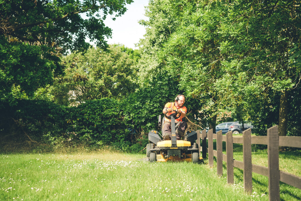 Northamptonshire Grounds Maintenance - 5 reasons why you need to hire a professional team to take care of your business premises